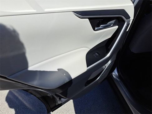 Used 2025 Toyota RAV4 XLE image 9