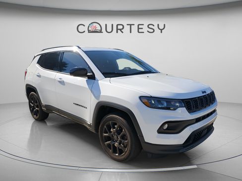 Certified 2025 Jeep Compass Latitude w/ Altitude Special Edition AWD/4WD image 4