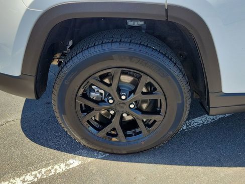Used 2025 Jeep Grand Cherokee Altitude AWD/4WD image 7