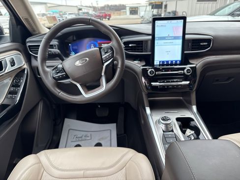 Used 2024 Ford Explorer Platinum w/ Technology Package image 7