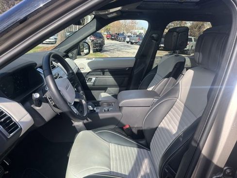 Used 2024 Land Rover Discovery Metropolitan Edition image 5