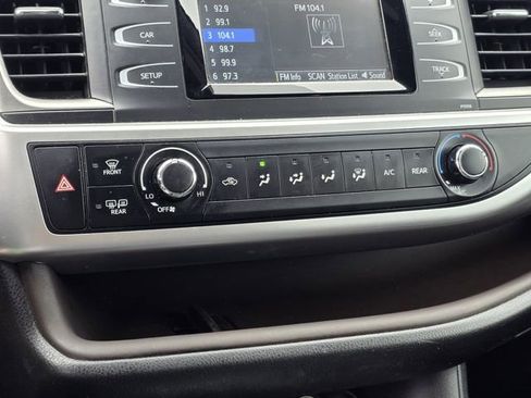 Used 2017 Toyota Highlander LE image 21
