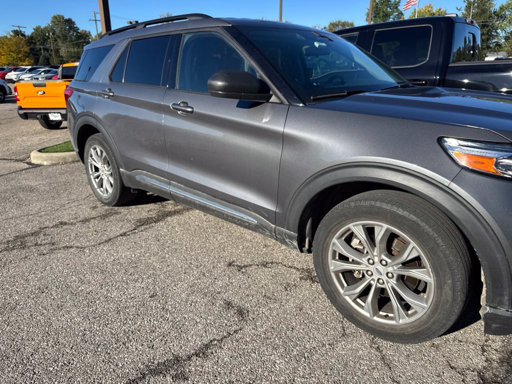 Used 2022 Ford Explorer XLT w/ Equipment Group 202A AWD/4WD image 2