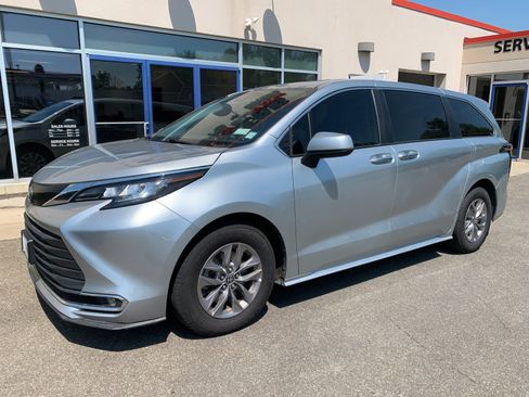 Used 2022 Toyota Sienna XLE AWD/4WD image 1