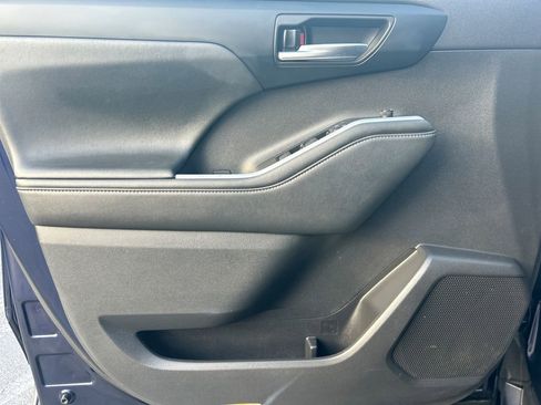Used 2021 Toyota Highlander XLE image 23