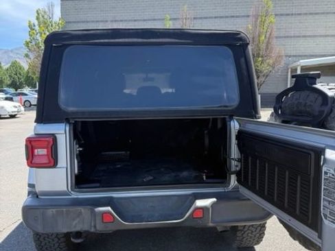 Used 2018 Jeep Wrangler Unlimited Sahara AWD/4WD image 9
