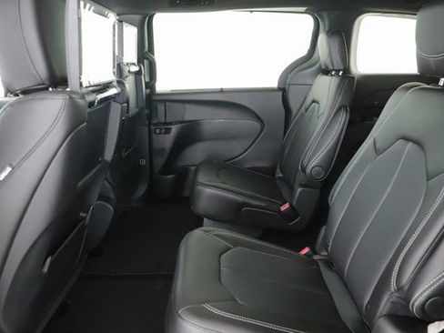 New 2026 Chrysler Pacifica Select AWD/4WD image 26