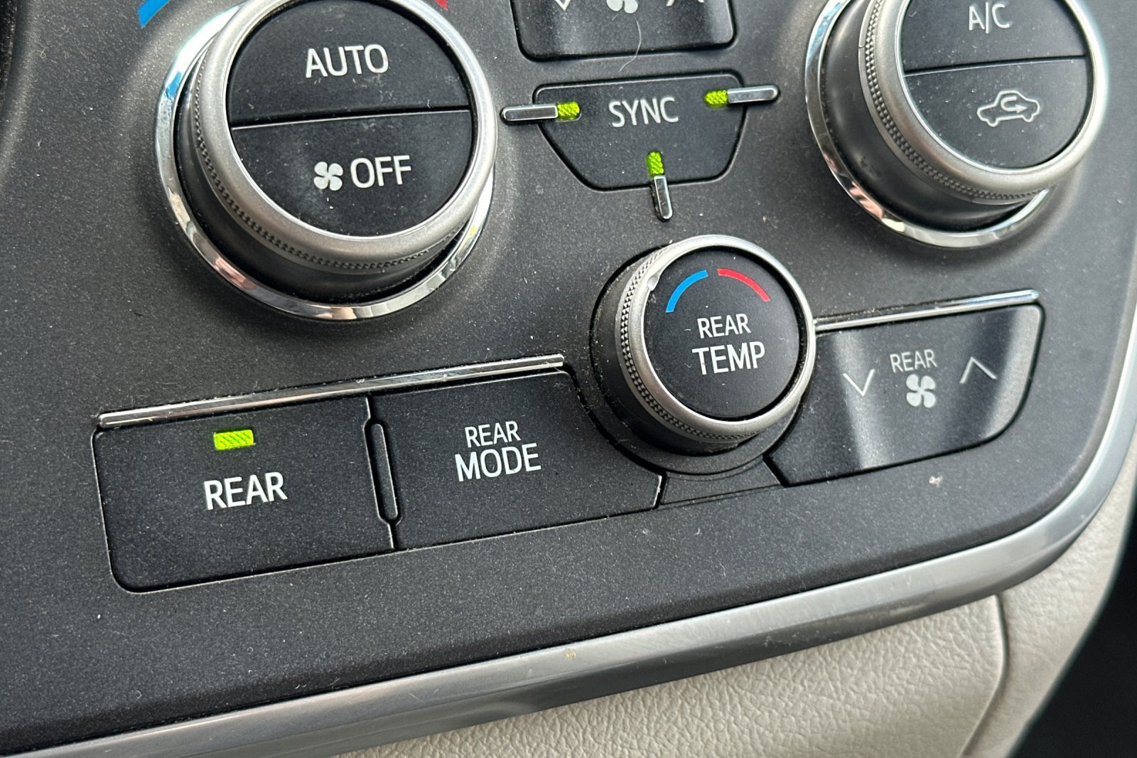 Used 2015 Toyota Sienna LE FWD image 32