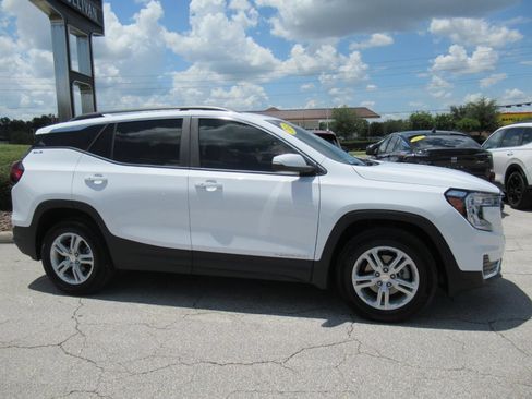 Used 2024 GMC Terrain SLE w/ Driver Convenience Package FWD image 2