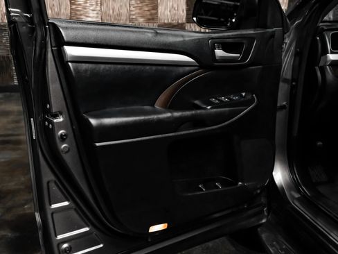 Used 2018 Toyota Highlander XLE FWD image 46