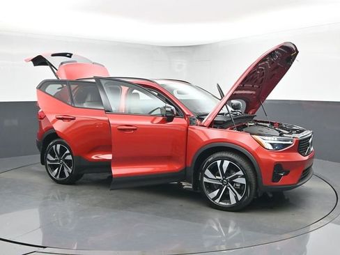 Used 2023 Volvo XC40 B5 Plus w/ Protection Package Premier image 43