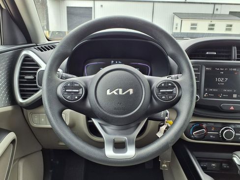 Used 2025 Kia Soul LX w/ LX Technology Package FWD image 4