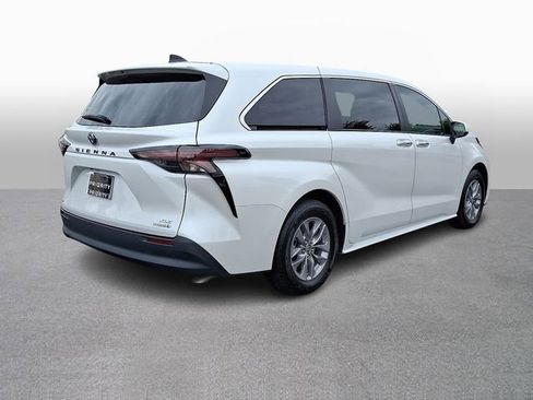 Used 2024 Toyota Sienna XLE AWD/4WD image 4