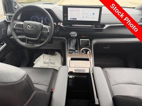 Used 2025 Toyota Sienna Platinum image 14
