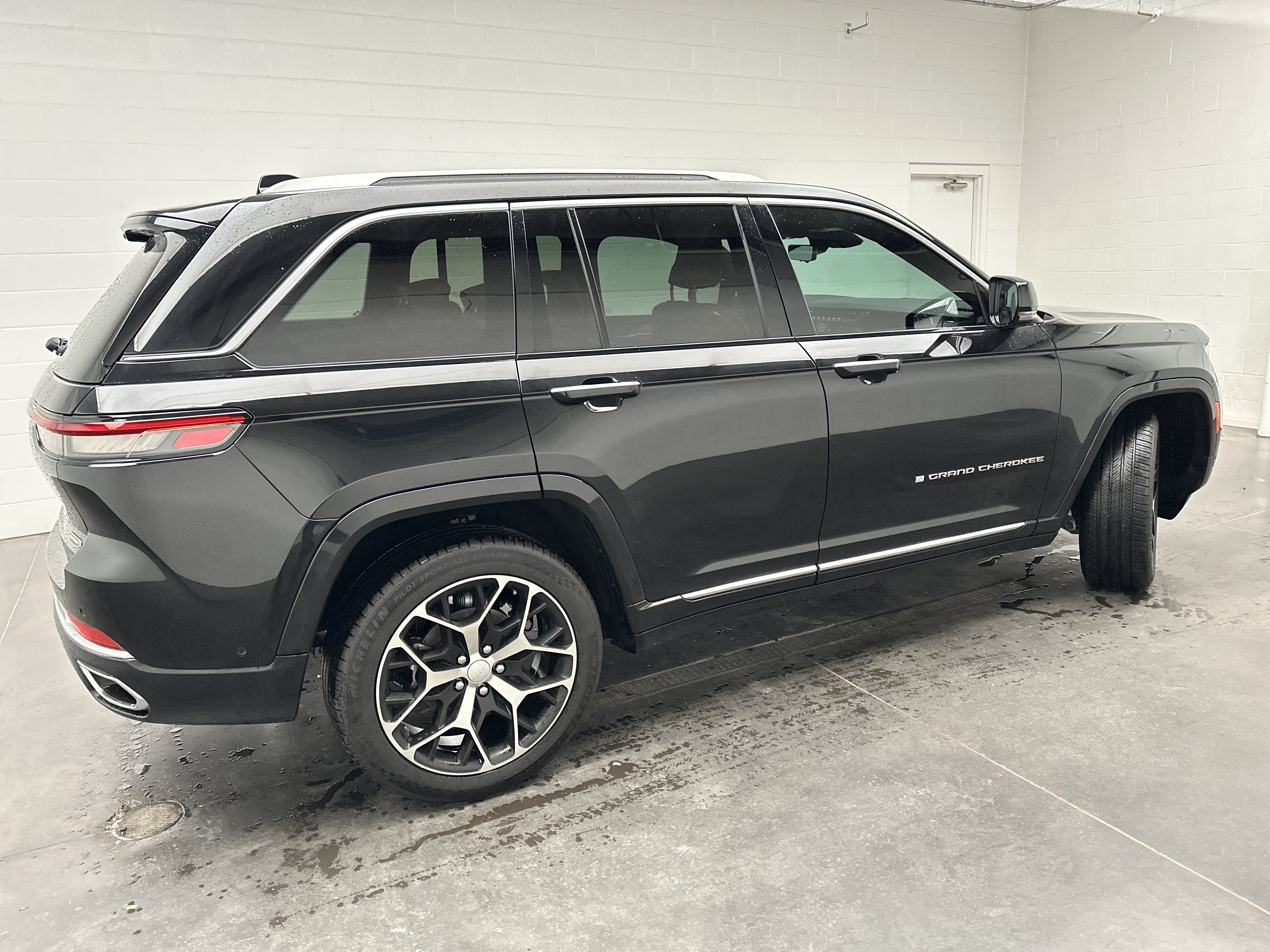 Used 2022 Jeep Grand Cherokee Summit AWD/4WD image 9