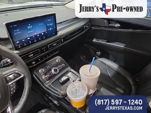 Used 2022 Lincoln Nautilus FWD w/ Premium Package image 11