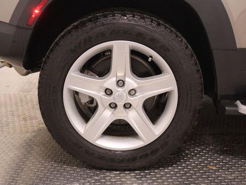 Used 2023 Land Rover Defender 110 SE image 13