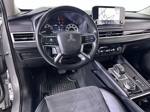 Used 2024 Mitsubishi Outlander SE image 35