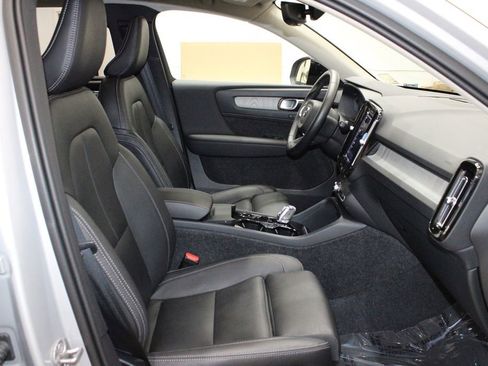 Used 2025 Volvo XC40 B5 Plus image 17