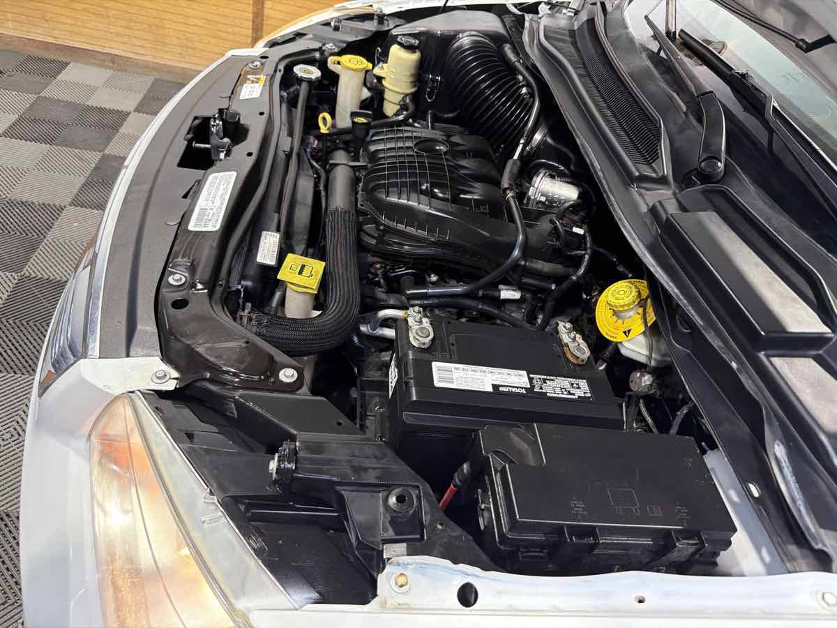 Used 2014 Chrysler Town & Country Touring FWD image 31