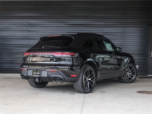 Certified 2025 Porsche Macan image 7