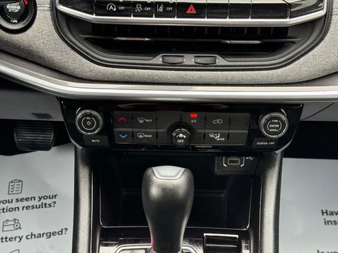 Used 2025 Jeep Compass Latitude image 41