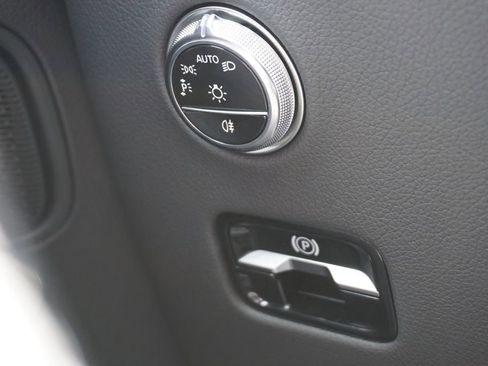 Used 2025 Mercedes-Benz GLC 300 4MATIC image 32