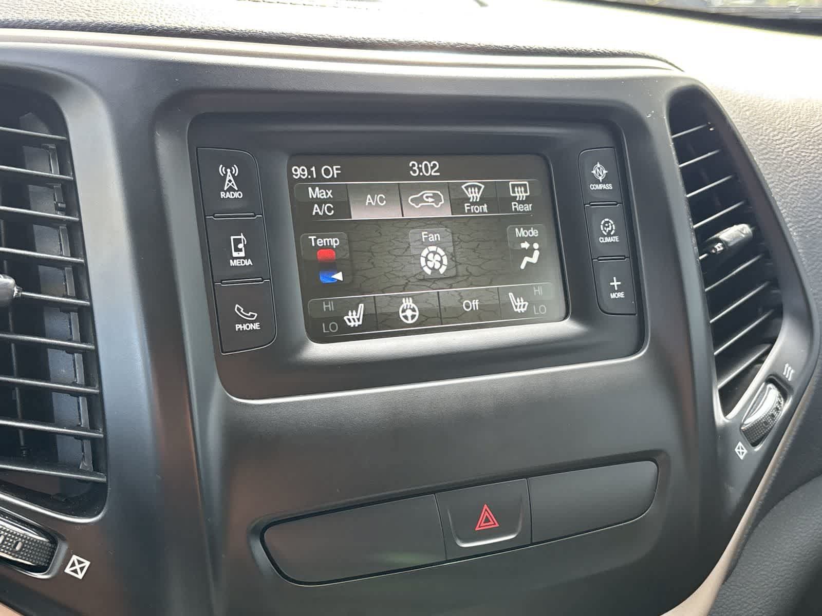 Used 2018 Jeep Cherokee Latitude w/ Altitude Package AWD/4WD image 19