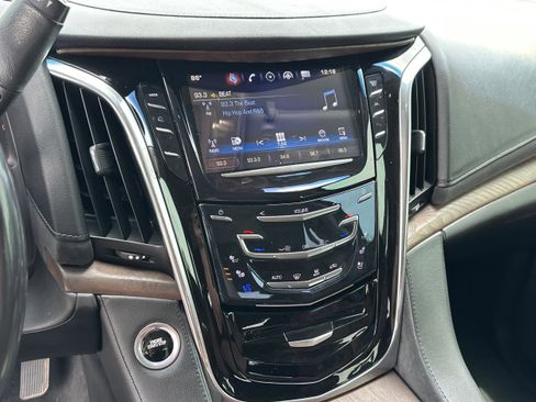 Used 2018 Cadillac Escalade Luxury AWD/4WD image 32