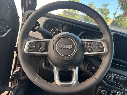 Used 2025 Jeep Wrangler Sahara image 28