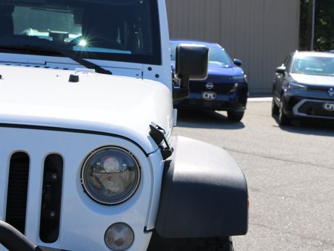 Used 2017 Jeep Wrangler Unlimited Sport w/ Connectivity Group AWD/4WD image 12