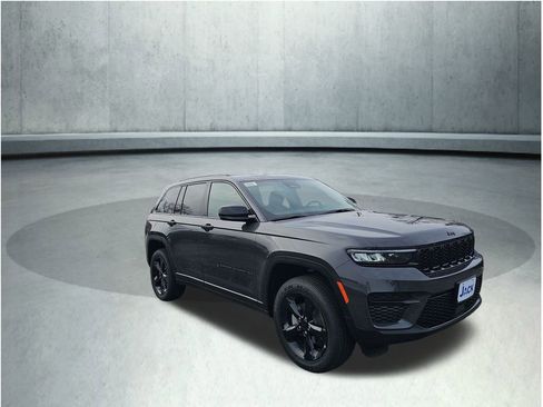 New 2025 Jeep Grand Cherokee Altitude image 11