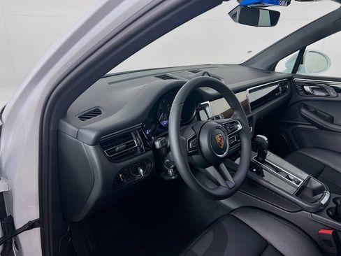 Certified 2026 Porsche Macan AWD/4WD image 4