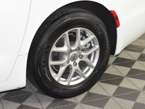 Used 2024 Chrysler Pacifica Touring-L image 42