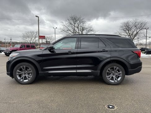 Used 2025 Ford Explorer Active w/ Active Comfort Package image 2