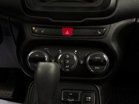 Used 2017 Jeep Renegade Latitude w/ Popular Equipment Group image 27