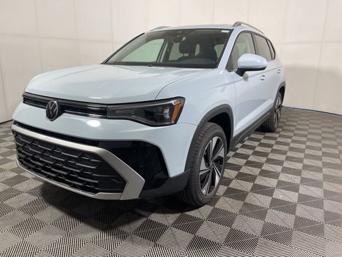 New 2026 Volkswagen Taos SE image 5