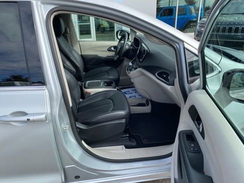 Certified 2024 Chrysler Pacifica Touring-L image 32