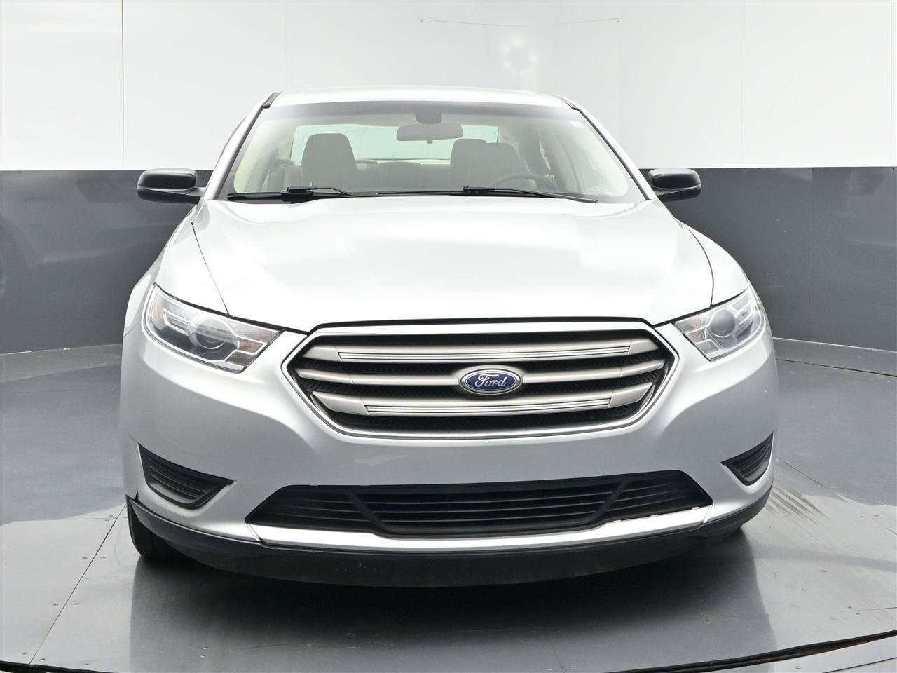 Used 2019 Ford Taurus SE FWD image 2