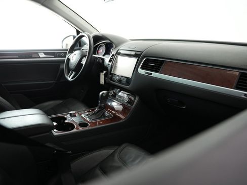 Used 2013 Volkswagen Touareg VR6 image 59