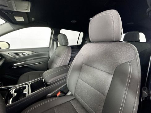 Used 2026 Chevrolet Traverse LT image 3