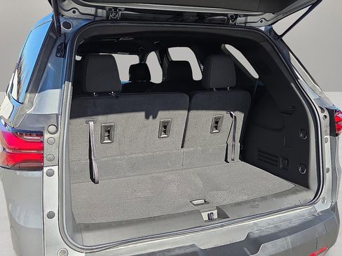 Used 2023 Chevrolet Traverse LT image 9