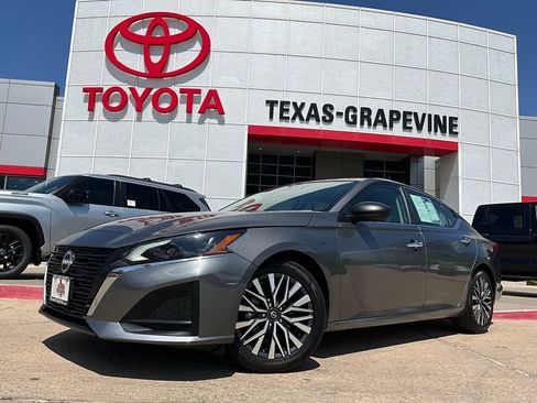 Used 2025 Nissan Altima 2.5 SV image 2