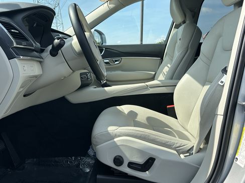 Used 2020 Volvo XC90 T6 Momentum AWD/4WD image 9