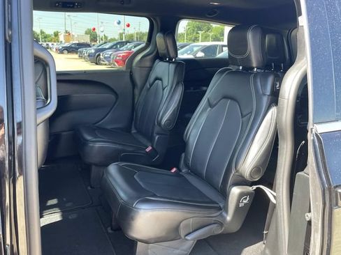 Used 2025 Chrysler Pacifica Select FWD image 8