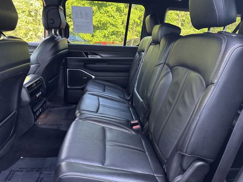Used 2024 Jeep Wagoneer L Series II w/ Flexible Seating Group AWD/4WD image 10