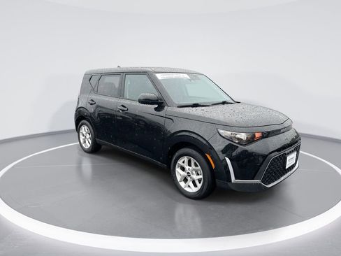 Used 2025 Kia Soul LX w/ LX Technology Package FWD image 2