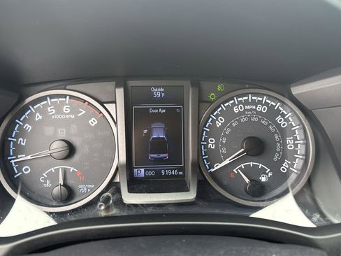 Used 2017 Toyota Tacoma TRD Sport w/ Tow Package image 10