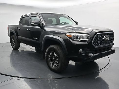 Used 2018 Toyota Tacoma TRD Off-Road w/ Technology Package AWD/4WD image 2