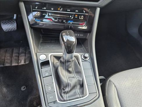 Used 2025 Volkswagen Jetta SE FWD image 12